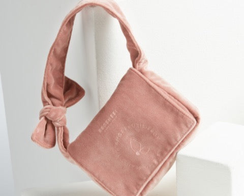 MODA CIRCOLARE: DAI TESSUTI RICICLATI AD ACCESSORI DONNA DUREVOLI NEL TEMPO