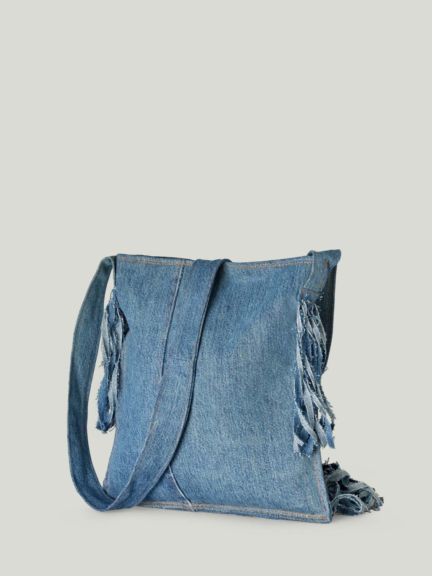 Borsa in denim rigenerato con frange Regenesi